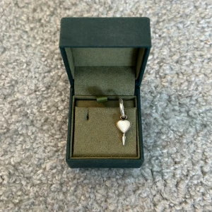 Maria Nilsdotter örhänge - Så fint populärt örhänge ifrån Maria Nilsdotter! Nypris ca 2500-3000kr