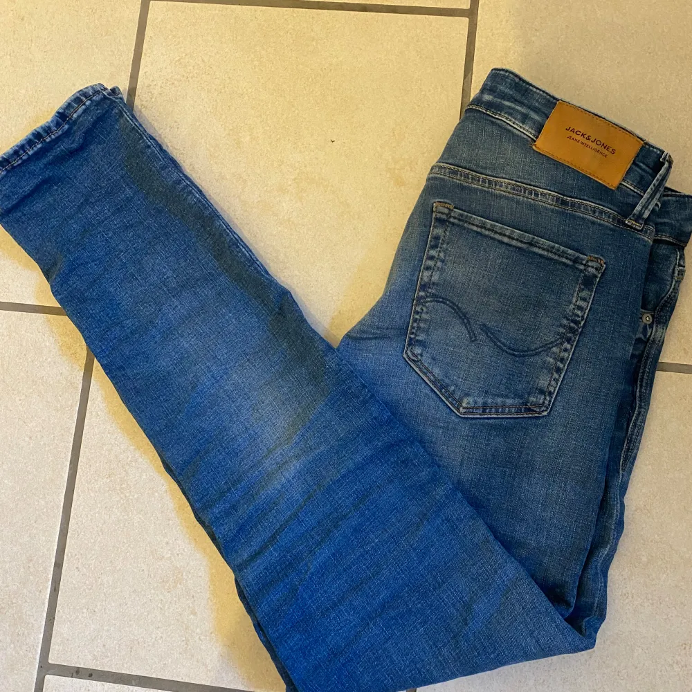 Säljer dessa jack n jones jjglenn slim jeans. Köpt för 1 månad sedan. Använt endast 2 gånger och sitter perfekt på mig, 179cm 59kg  Nypris:899  mvh Vide. Jeans & Byxor.