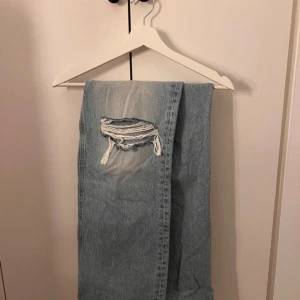Jeans Zara  - Snygga högmidjade jeans med slitningar tillsammans med hål från Zara. Säljes då dom enbart kom ett fåtal gånger till användning❣️
