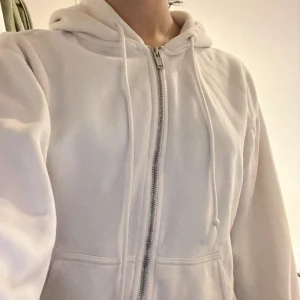 Zip up hoodie  - Beige hoodie från Brandy, har 2 små fläckar (se bild 3,4) 💕