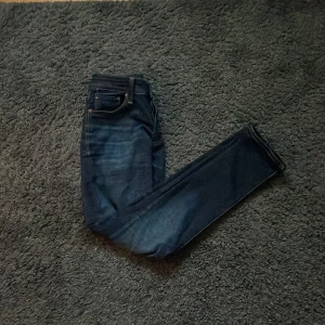 Slim fit jeans - Säljer min typ helt nya mörkblå Jack & Jones jeans i storlek 28 30 slim fit