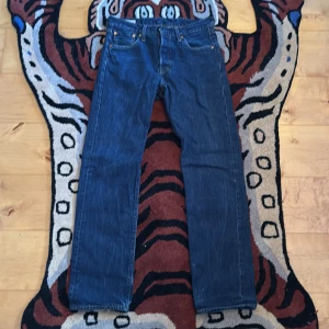 Levis 501 Jeans - Säljer mina Levis 501 pga. garderob rensning. Storlek W30 L32 Straight fit. Lätt användning i några månader, därför är skicket 8/10 bara lite slitage längst ner på högra ben. Skriv om du har flera frågor!