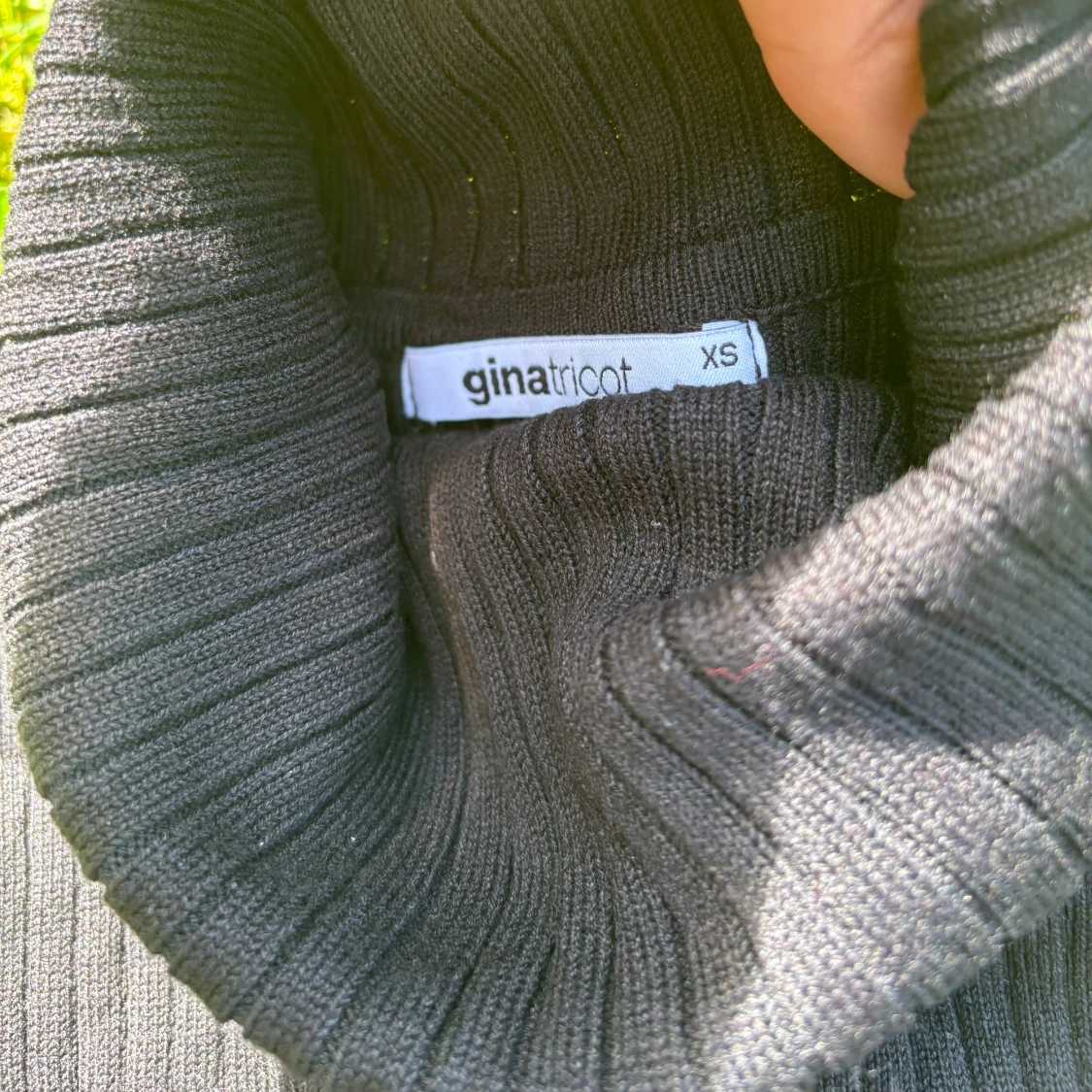 Svart ribbad klänning från Gina Tricot - 92