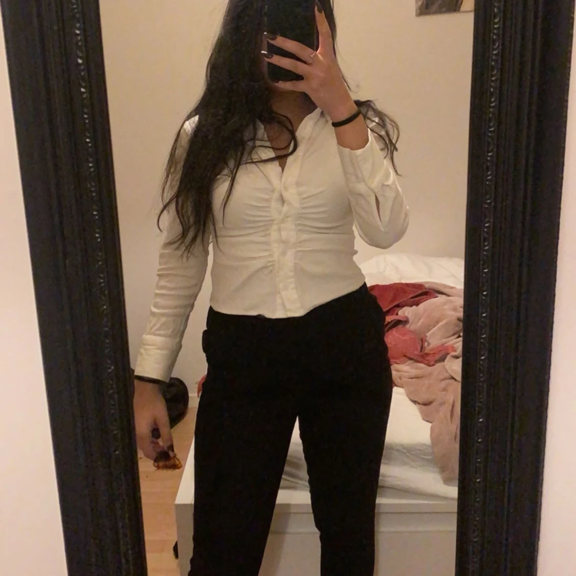 Vit blus med knappar