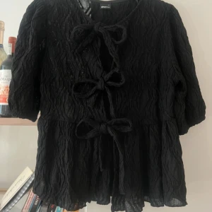 Fin blus  - Så fin blus från gina, endast använd ett fåtal gånger därav inga defekter. Nypris 330kr 💞💞