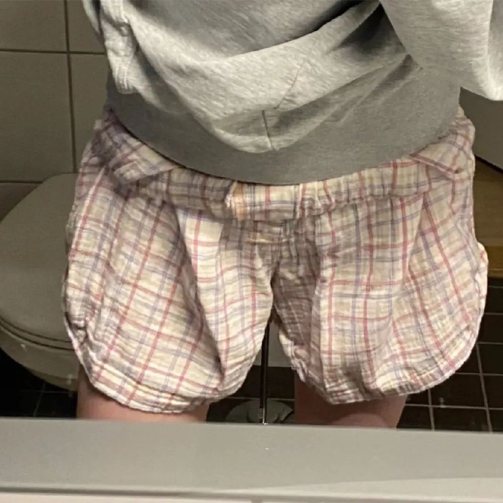 Oanvända pyjamas short i stretchigt material. Perfekt skick  Köp ett par för 180kr eller båda för 300kr.  Kostade 250kr styck när jag köpte de.. Shorts.