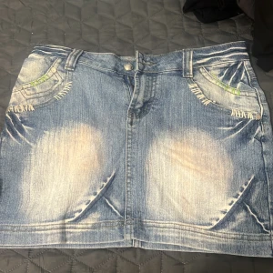 Y2k mini kjol - Jätte fin jeans kjol från 2000-talet. Skit snygg! Priset kan diskuteras🌹