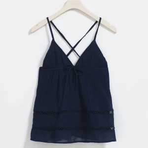 Jättesöt topp - Populär topp från Gina Tricot, slutsåld nästan överallt💗 Pris kan diskuteras ge gärna prisförslag! Säljs pga fel storlek💗