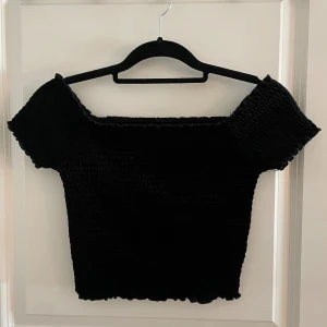 Svart topp i sammet  - En så fin svart topp i sammet som inte kommer till användning, storlek s.  Bara att skriva om frågor eller önskan om fler bilder 💫