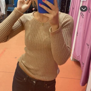 Glittrig topp - Säljer denna jätte snygga glittriga topp🫶Fint skick, och kan fixa fri frakt! Det blev konstig kvalitet på bilden så skriv till mig privat för bättre bilder💗