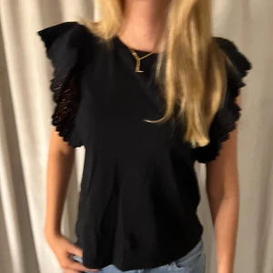 Volang tröja från zara - Svart volang tröja från zara som är väldigt skön och fin. Bra skick och kvalitet💓