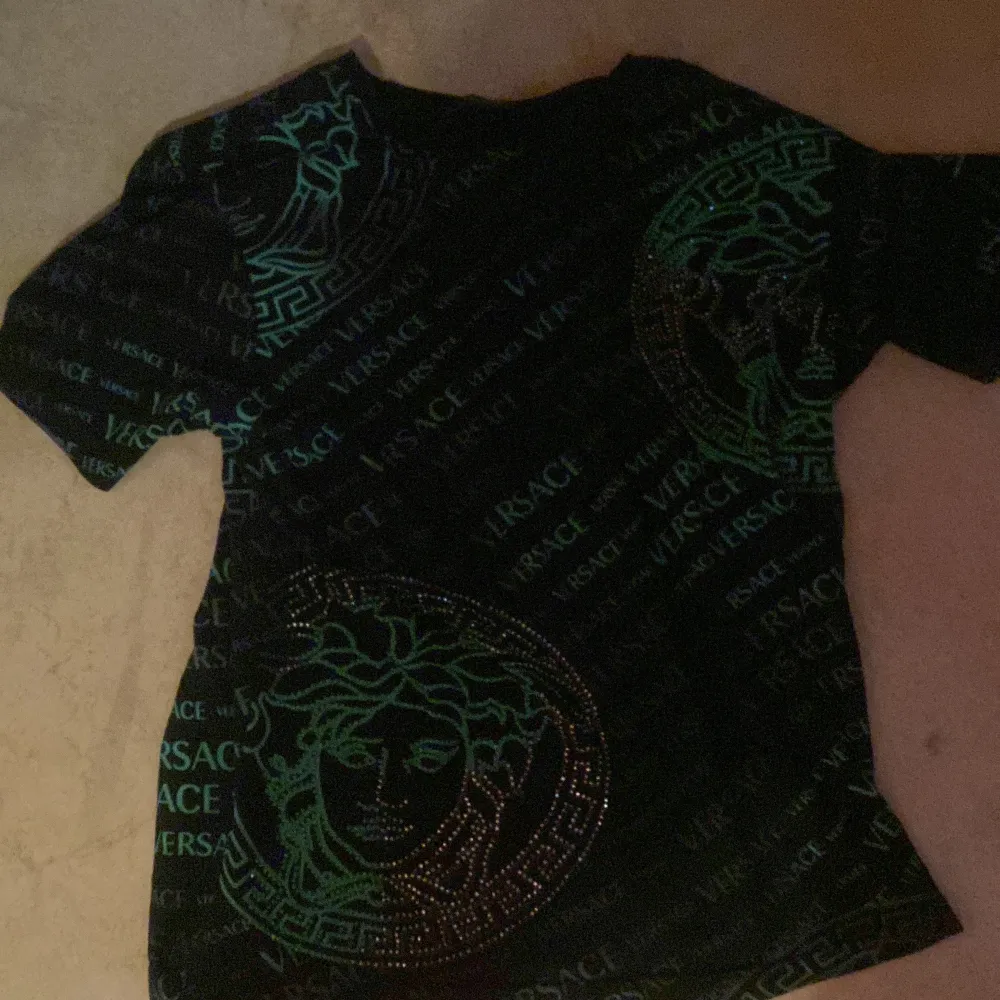 Fick en limited edition versace tröja i storlek M för 2 månader sen Tröjan köptes i Italien för 320 euro och är knappt använd och har aldrig tvättat den har inget kvitto på tröjan men den har ett serie nummer i sig som kan autentisera att den är äkta. T-shirts.