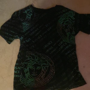 Versace t shirt (limited edition) - Fick en limited edition versace tröja i storlek M för 2 månader sen Tröjan köptes i Italien för 320 euro och är knappt använd och har aldrig tvättat den har inget kvitto på tröjan men den har ett serie nummer i sig som kan autentisera att den är äkta