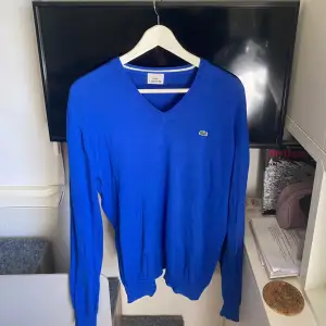 Tröja ifrån märket lacoste. I storlek 4xl. Köpt second hand. I mycket bra skick