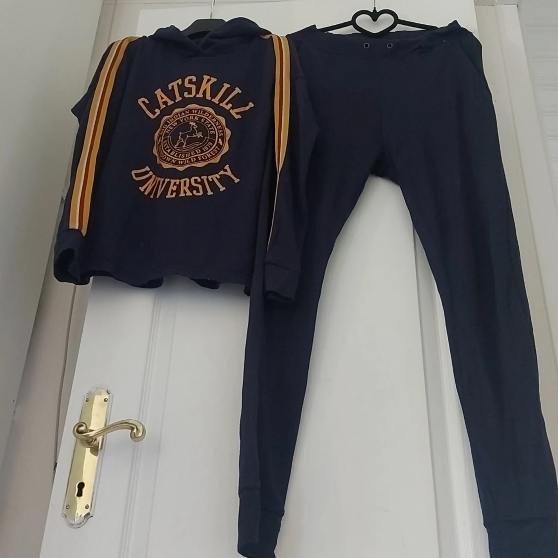 Mörkblå hoodie med byxor från Catskill University - 90