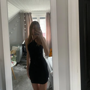 Svart ärmlös klänning - Säljer en snygg svart klänning som är perfekt för fest! står S men är mer som en XS. Köpt på chiquelle, oanvänd men tyvärr ingen lapp kvar. Hör av dig för fler bilder!💕