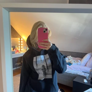 Hoodie - säljer en jätteskön hoodie som jag köpt av ett uf företag, använd fåtal gånger men tvättad. den är i storlek S men passar xxs-s. (liten i storleken). köpt för 699kr. pris går att diskutera!🌷🌷