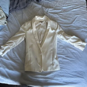 Figursydd kavaj - Jättefin vit figursydd kavaj. Har en jättefinpassform men säljer pga avänts för lite.💗💗