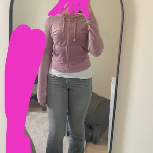 Juicy kofta/tröja - Säljer min juicy tröja i lilac då den inte kommer till användning. Den är i okej sick men har en vit prick på framsida som knappt syns.  Färgen heter lilac men är mer en blandning mellan rosa och lila. Pris kan diskuteras 