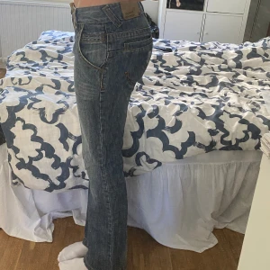 Jeans  - Low waist jeans i exelent skick förutom att gylfen är lite sönder men fungerar fortfarande ❤️ Säljer jeansen då dom är lite små på mig🩷🩷