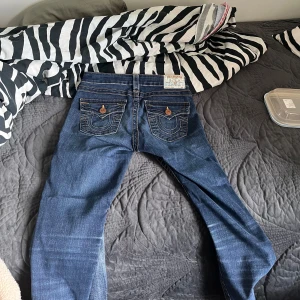 True religion jeans - Säljer mina bootcut true religion jeans nu eftersom dom kommer inte till användning längre dom är i bra skick och inga defekter 💓