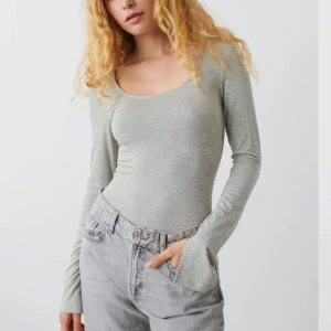 Gina tröja - Säljer denna soft touch tröja med slits på ärmarna från Gina💕 Fint skick, inga defekter☺️ Skriv privat för egna bilder.