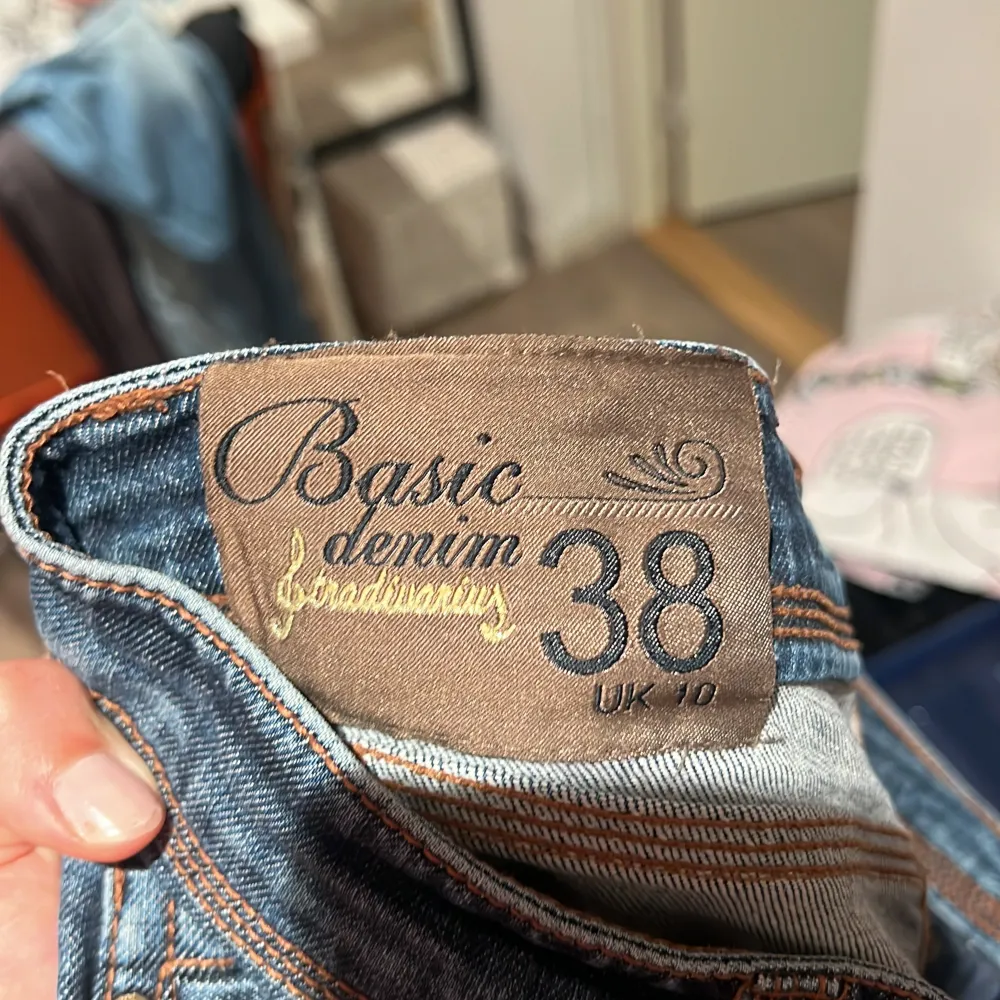 Mörkblåa lågmidjade jeansshorts i superbra skick. DM för mått!. Shorts.