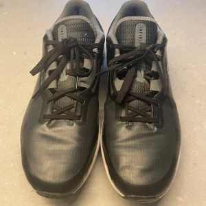 Svarta Nike React sneakers - Säljer ett par svarta Nike Infinity golfskor som är designade som en modern löparsko, men är utformad med en specialanpassad yttersula som gör skon till ett perfekt alternativ på golfbanan.         Nike Infinity är liten i storleken så passar dig som brukar använda 43,5 för andra Nike modeller.  Går att skicka eller hämta på Gärdet.