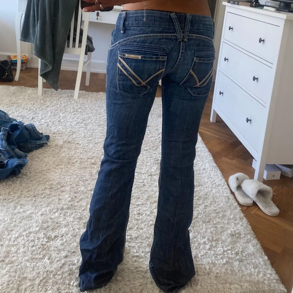 Äkta LÅGmidjade jeans🥰🥰Köpta på second hand i usa men har inte kommit till användning så säljer dem. Det är bara att skriva om du har några frågor 😚. Jeans & Byxor.