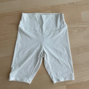 Cykel byxor - Oysho  - Vita cykelbyxor från Oysho. Tjockt material och är som i nytt skick. Storlek S🤍