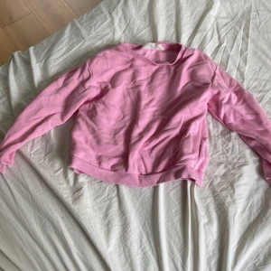 Rosa tröja från H&M - Säljer en söt rosa tröja från H&M. Den är i storlek 122/128och är perfekt för både vardag och mysiga hemmakvällar. Tröjan är långärmad och har en normal passform. Materialet känns mjukt och bekvämt. Perfekt för vår och sommar!