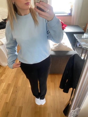 Blå crewneck  - En ljusblå superskön crewneck🩵