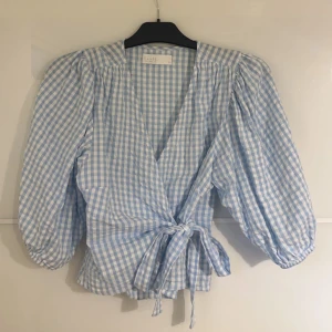 Blus - gullig blus i den finaste blåa färgen🩵🩵