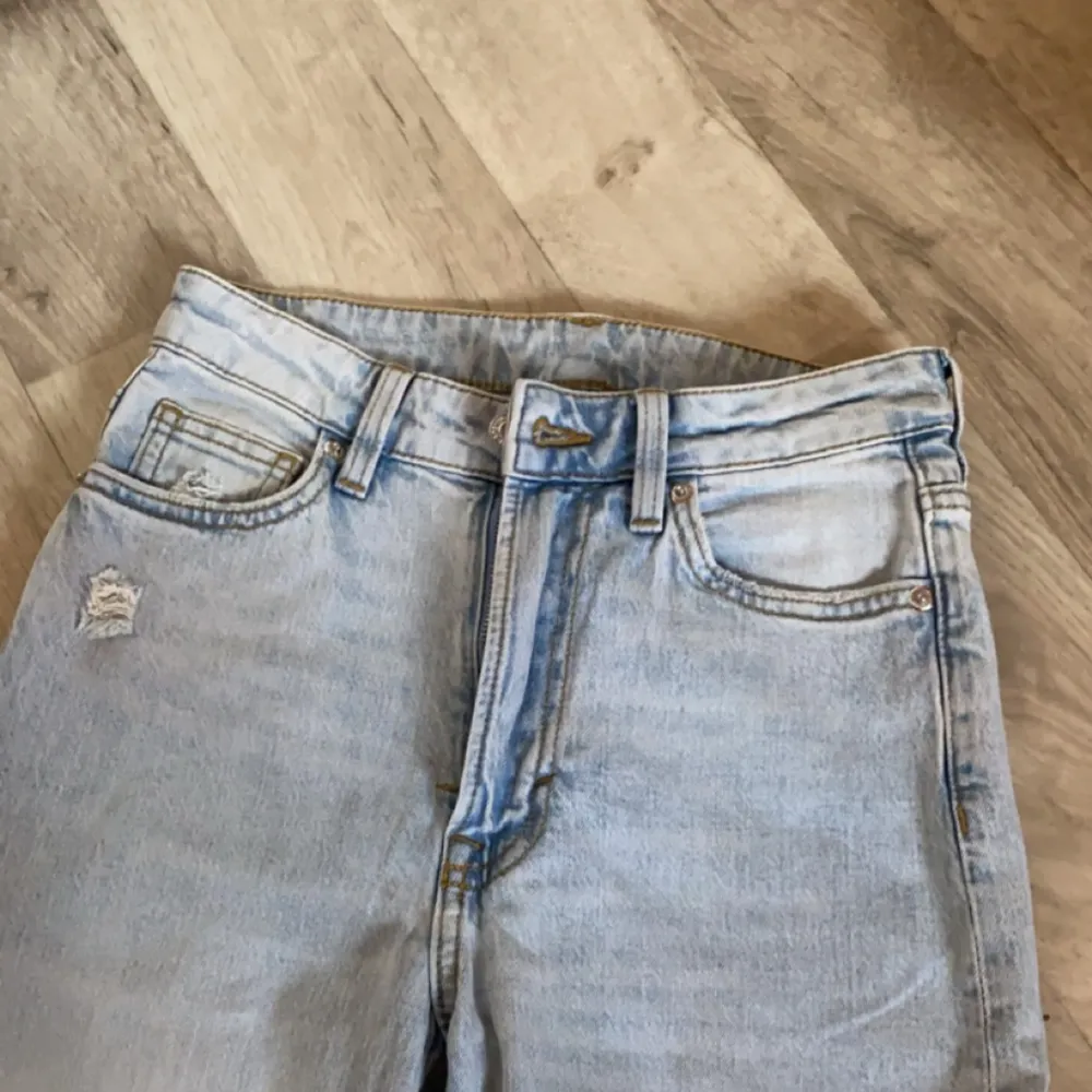 Wide leg H&M jeans i ljusaste färg. Endast testade men sitter inte bra på mig. Passar bra på någon med korta ben. Hör av er för fler bilder eller frågor💕. Jeans & Byxor.