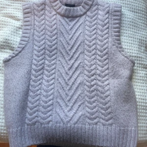 Stockad väst - Ljuslila stickad väst från lindex☺️ lite nopprig annars bra skick