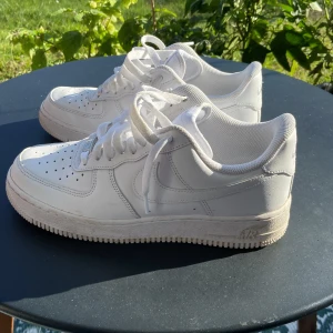 Nike air force 1 white - Säljer mina Nike air force 1 för att dom inte kommer till någon användning. Dom är i bra skick använda cirka 5 gånger. Det är storlek 40,5.