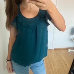 Blus med volanger  - Mörkgrön blus med volanger,  strl S/M ungefär ✨tryck gärna på köp nu, men läs bio först 💞
