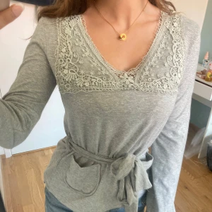 Knytblus med detaljer  - Supersöt ljusgrå knytblus med detaljer, tryck gärna på köp nu men läs bio först ✨