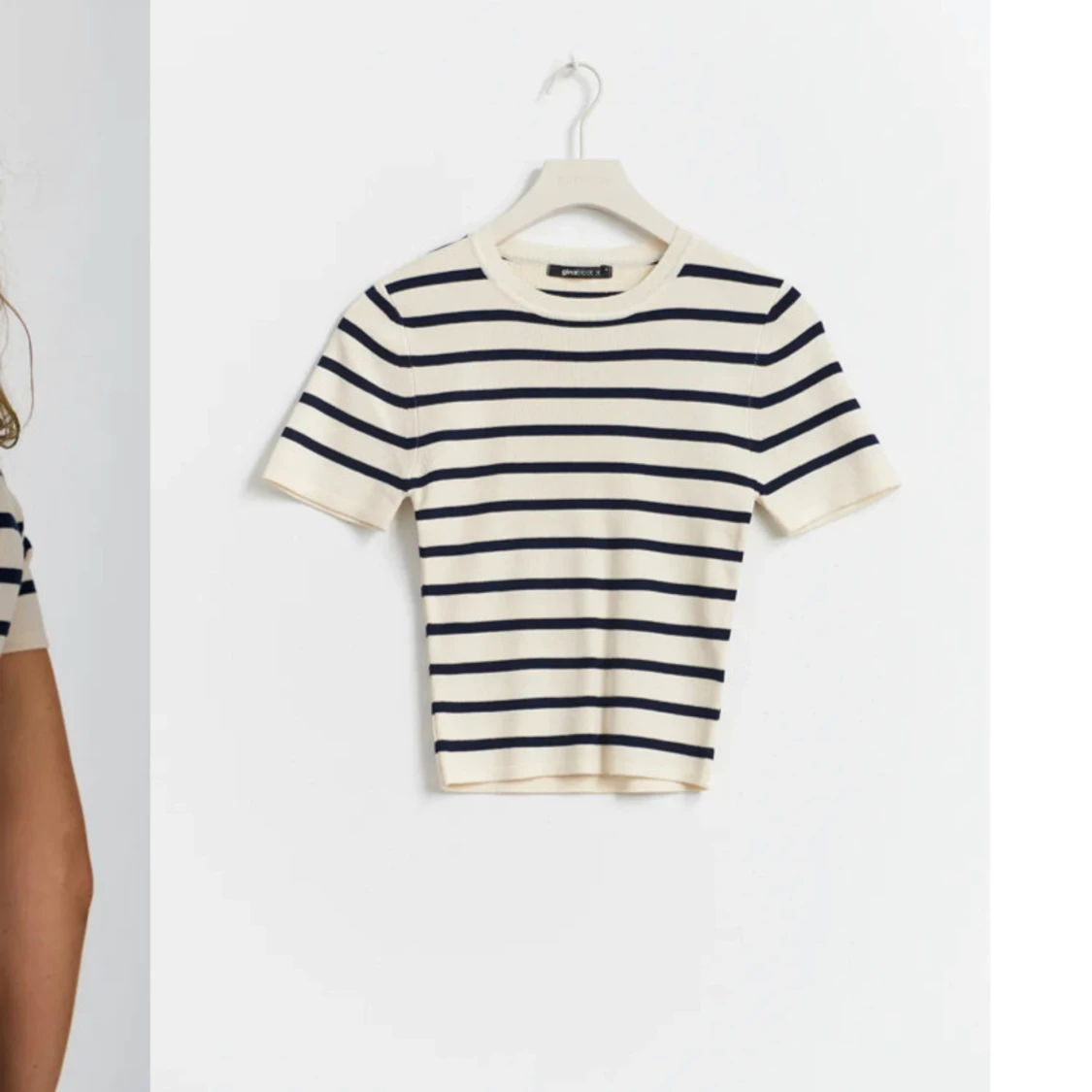 Randig tunnstickad tröja