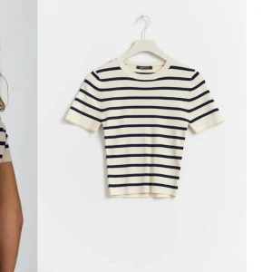 Randig tunnstickad tröja - Tröjan har använts va 2 gånger och har inga fläckar eller hål! Nyskick💕 skriv till mig om ni vill ha fler bilder!❤️