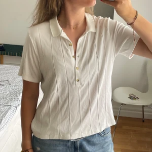 Vit ribbad polotopp - Vit fin ribbad topp från H&M i fint skick!