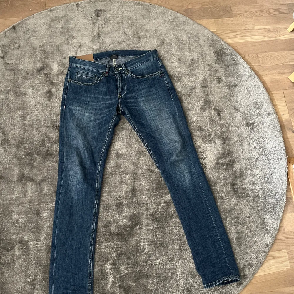 Tjoo, jag säljer nu mina Dondup jeans eftersom dem inte passar mig längre. Modellen är George och passar hur bra som helst till hösten men alla andra årstider också!. Storleken är 30 , hör av er vid eventuella frågor !. Jeans & Byxor.