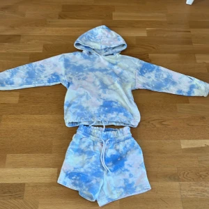 Set med mjukis shorts och hoodie  - Bra skick och perfekt till vår/sommar