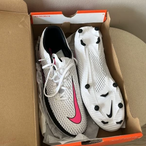 Nike phantom fotbollsskor st 42,5 - St 42,5. I väldigt bra skick då de aldrig har använts. Priset kan diskuteras vid snabb affär