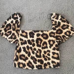 H&M topp - Så söt leopardmönstrad tröja från H&M, den är knappt använd! I storlek M men passar S också! 🤎