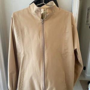 Beige jacka - Enkel och stilren beige jacka. Aldrig använd. Fick den i ett utskick som exemplar. Säljer för bara 150. Som sagt aldrig använd!