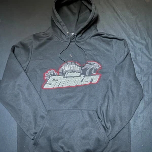 Trapstar Hoodie Svart - TAR EJ BYTEN! Trapstar Hoodie Svart Med Röd Text  Skick: 10/10 | Storlek: M | Nypris: 3000+ | Pris: 600|  Pris kan diskuteras vid snabb affär.