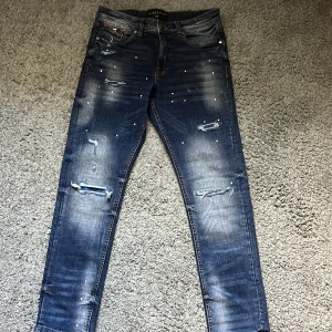 Supply & demand jeans - Vi säljer dessa feta supply & demand jeans från JD sports. Skick 10/10 har aldrig använts! Hör gärna av er vid frågor!!
