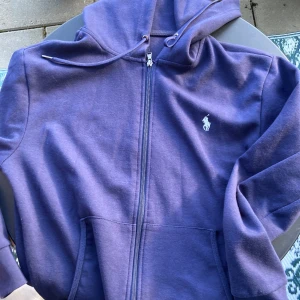 Polo Ralph Lauren - Säljer den för att den inte kommer till användning. 