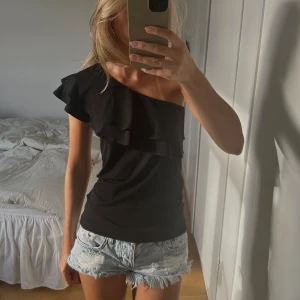 One shoulder topp - Så snygg one shoulder topp❤️‍🔥obs åker utomlands på tisdag, kan skicka senast måndag!!